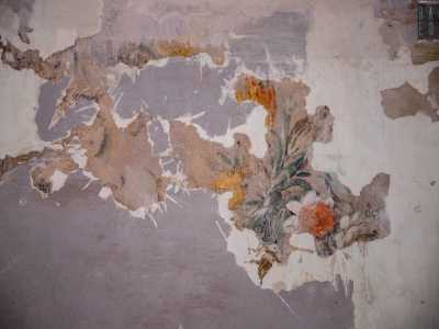 ...e colorati mazzi di fiori dipinti a tempera sbucano di tanto in tanto lungo tutto l�ambiente